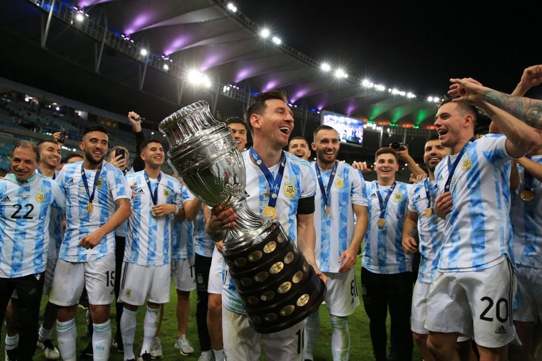 Messi erguendo a taça da Copa América, sendo campeão pela seleção Argentina.