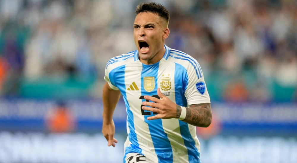 Lautaro Martinez comemorando