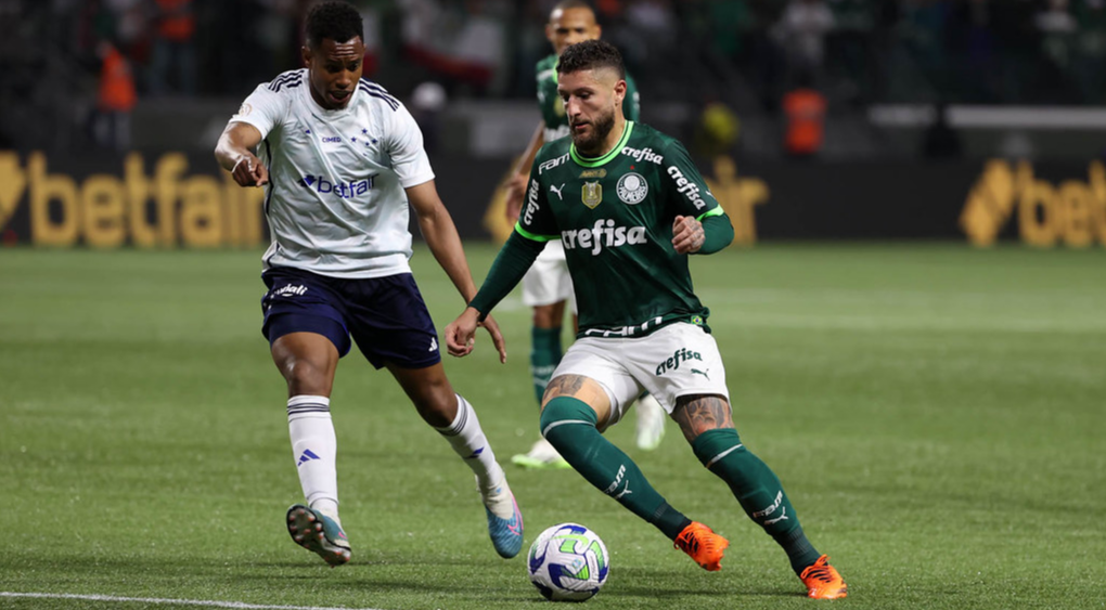 Jogadores de Palmeiras e Cruzeiro disputando a bola em partida válida pelo Brasileirão Série A.