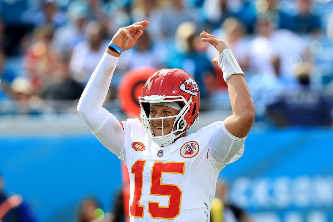 Patrick Mahomes, QB do Kansas City Chiefs, com os braços erguidos comemorando touchdown na pré-temporada da NFL.