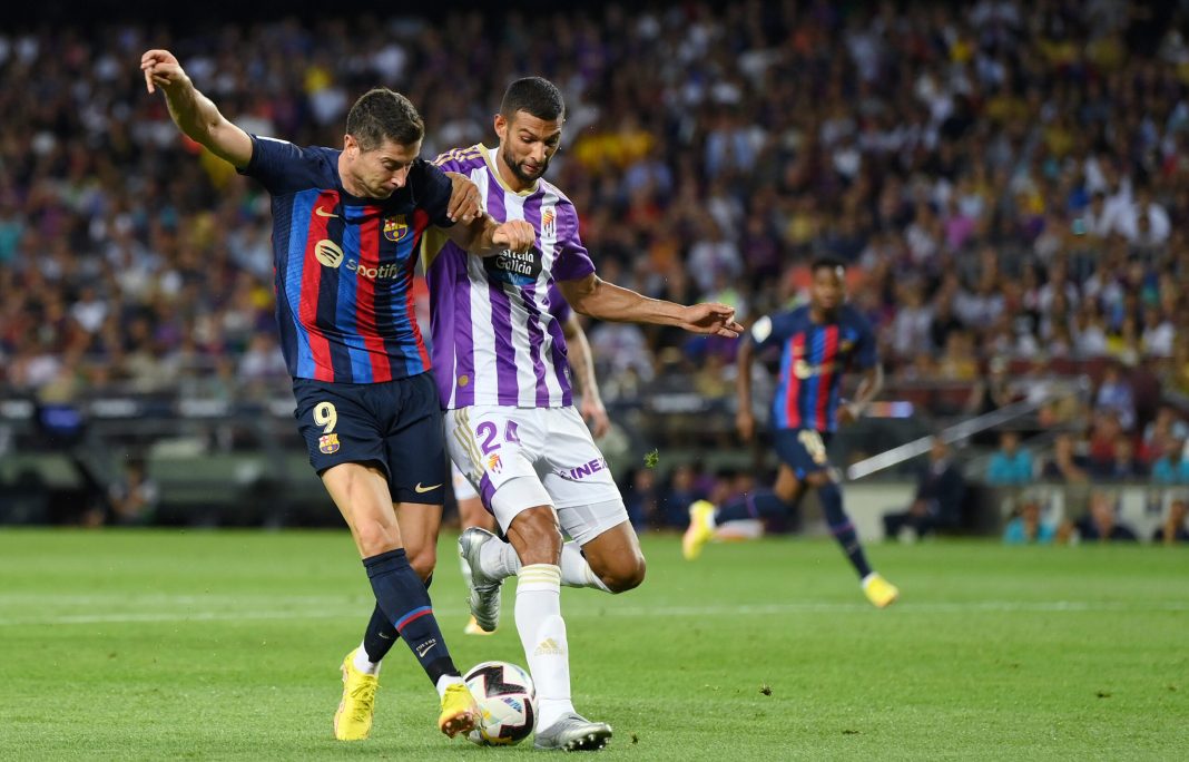 Lewandowski, do Barcelona, em disputa de bola com jogador do Real Valladolid em jogo do campeonato espanhol.