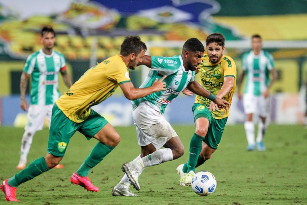 Disputa de bola entre jogadores do Cuiabá e do Juventude em partida válida pelo Campeonato Brasileiro.