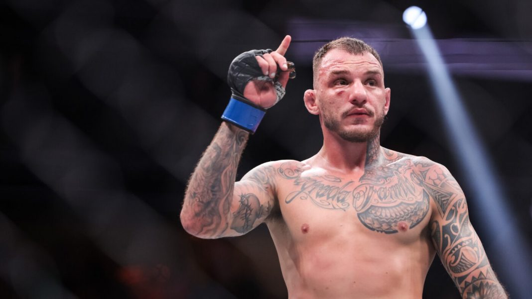 Renato Moicano comemora vitória no octógono do UFC.