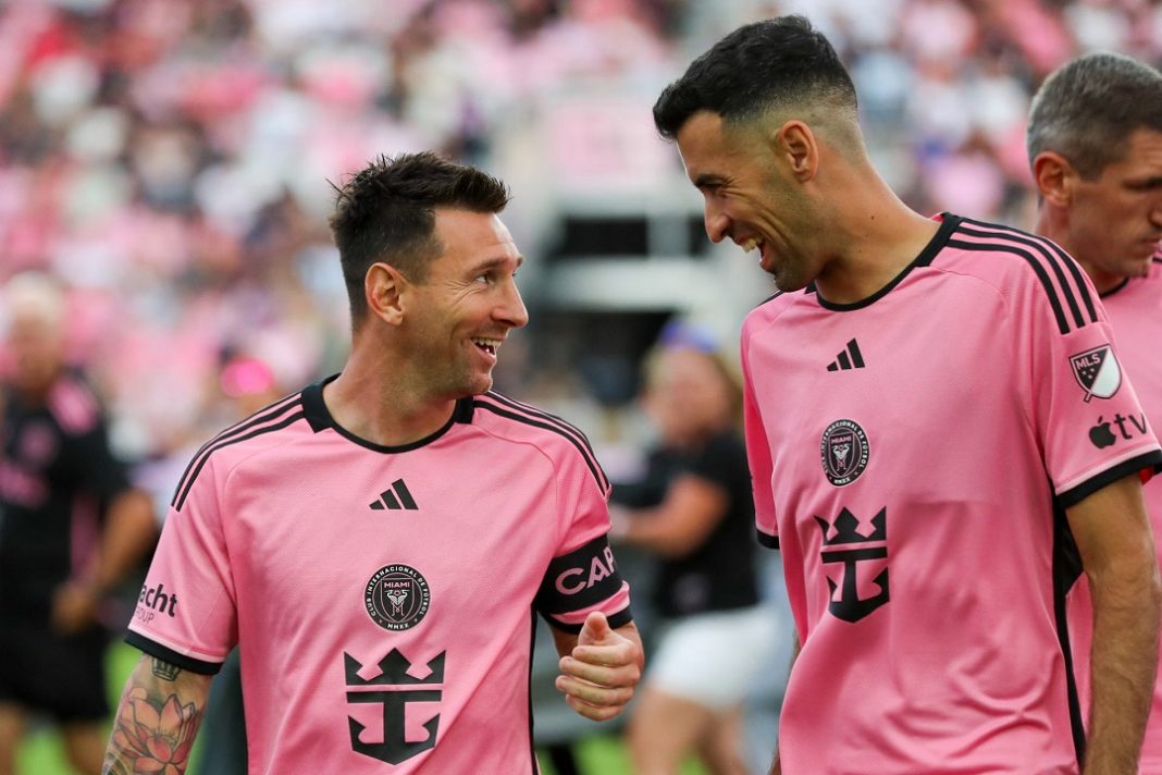 Messi e Busquets sorrindo com a camisa do Inter Miami em partida da Major League Soccer.