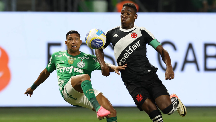 Rony, do Palmeiras, e Leo Pelé, do Vasco, em disputa de bola durante partida do Brasileirão 2024.