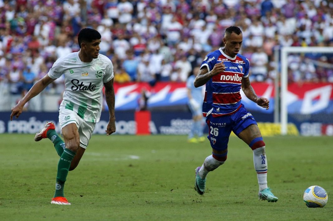 Breno Lopes, do Fortaleza, disputa bola com jogador do Juventude em partida do Brasileirão.