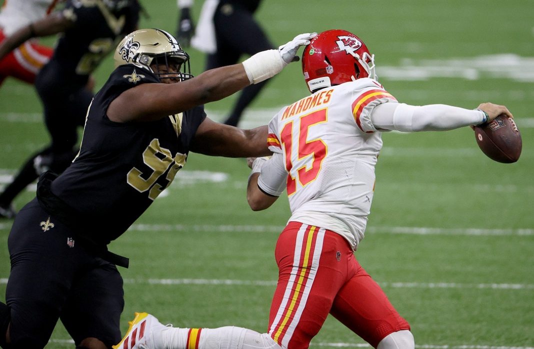 Patrick Mahomes, do Kansas City Chiefs, foge de sack do defensor do New Orleans Saints, na NFL.