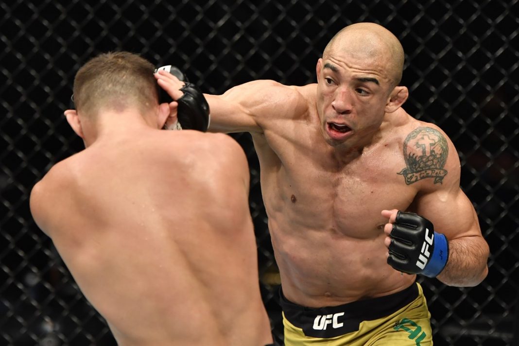 José Aldo acerta golpe no rosto do adversário durante combate no UFC.