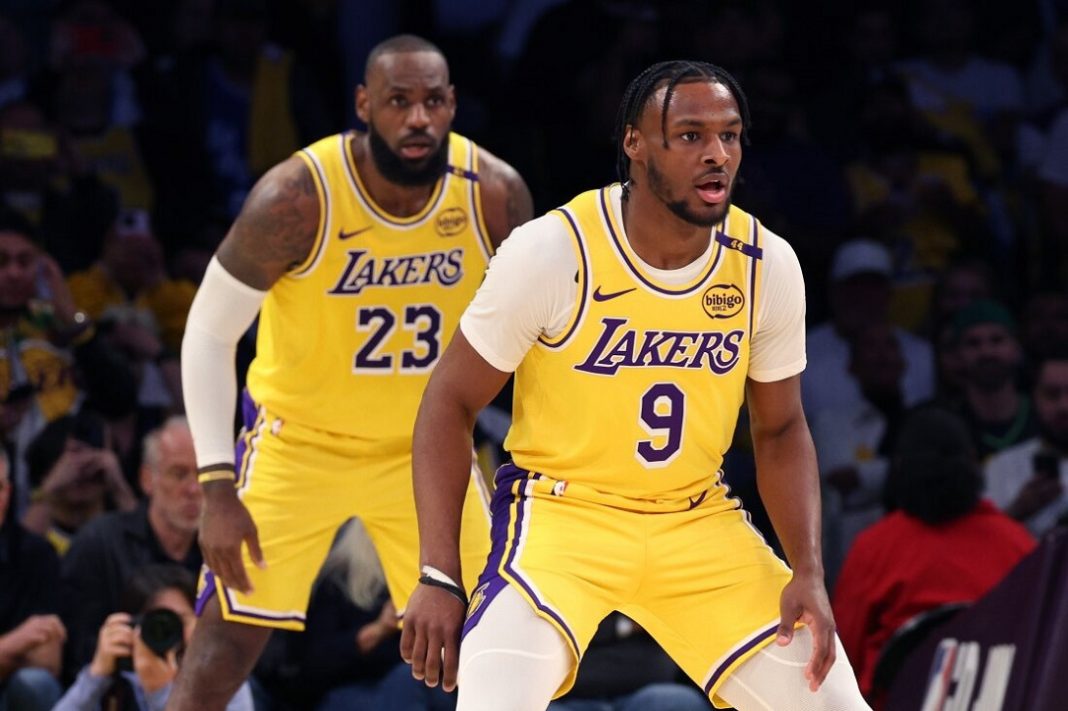 LeBron James e seu filho Bronny, juntos em quadra pelo Los Angeles Lakers, na NBA.