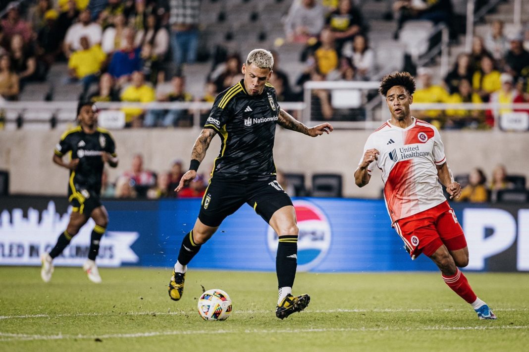 jugador del columbus crew con el balon