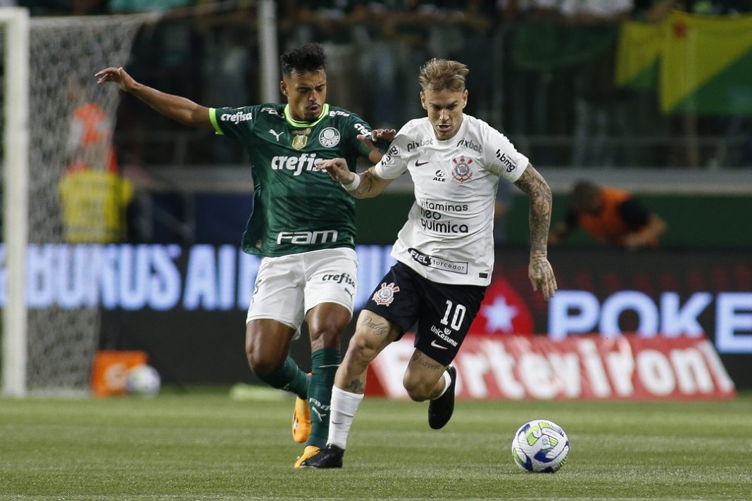 Disputa de bola entre jogadores de Corinthians e Palmeiras em partida do Campeonato Brasileiro da Série A.