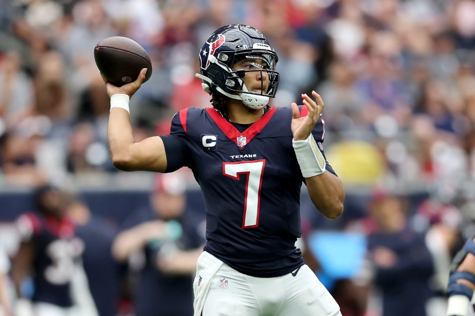 CJ Stroud, quarterback do Houston Texans, em partida da temporada 2024-25 da NFL.