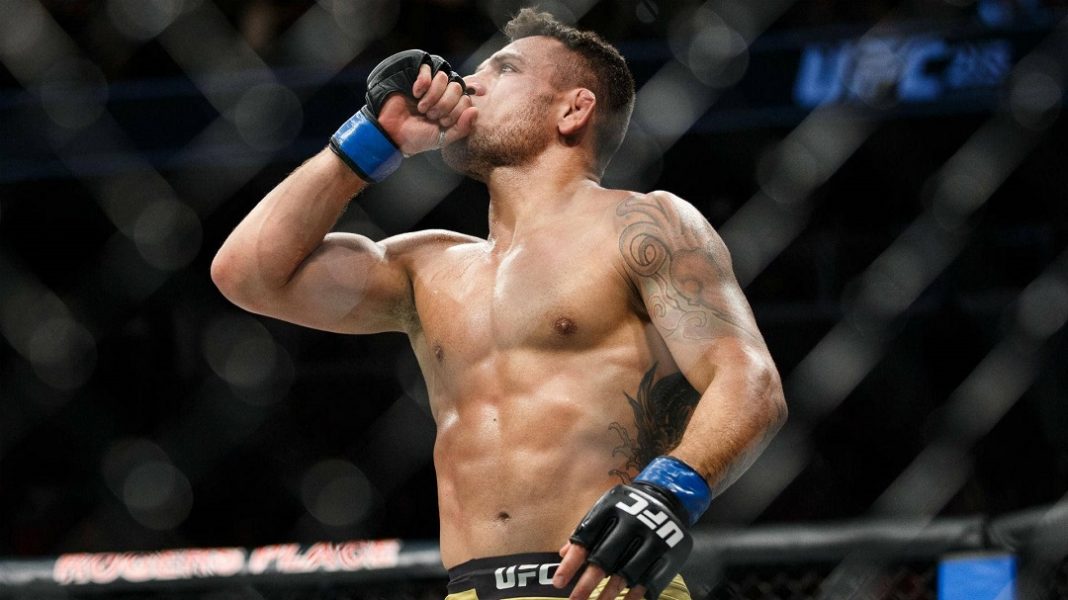 Rafael Dos Anjos comemora vitória no octógono do UFC.