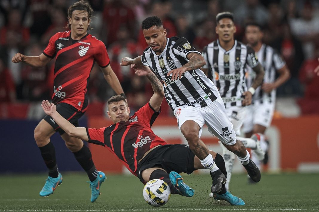 Disputa de bola entre jogadores de Athletico-PR e Atlético-MG em jogo do Campeonato Brasileiro 2024.