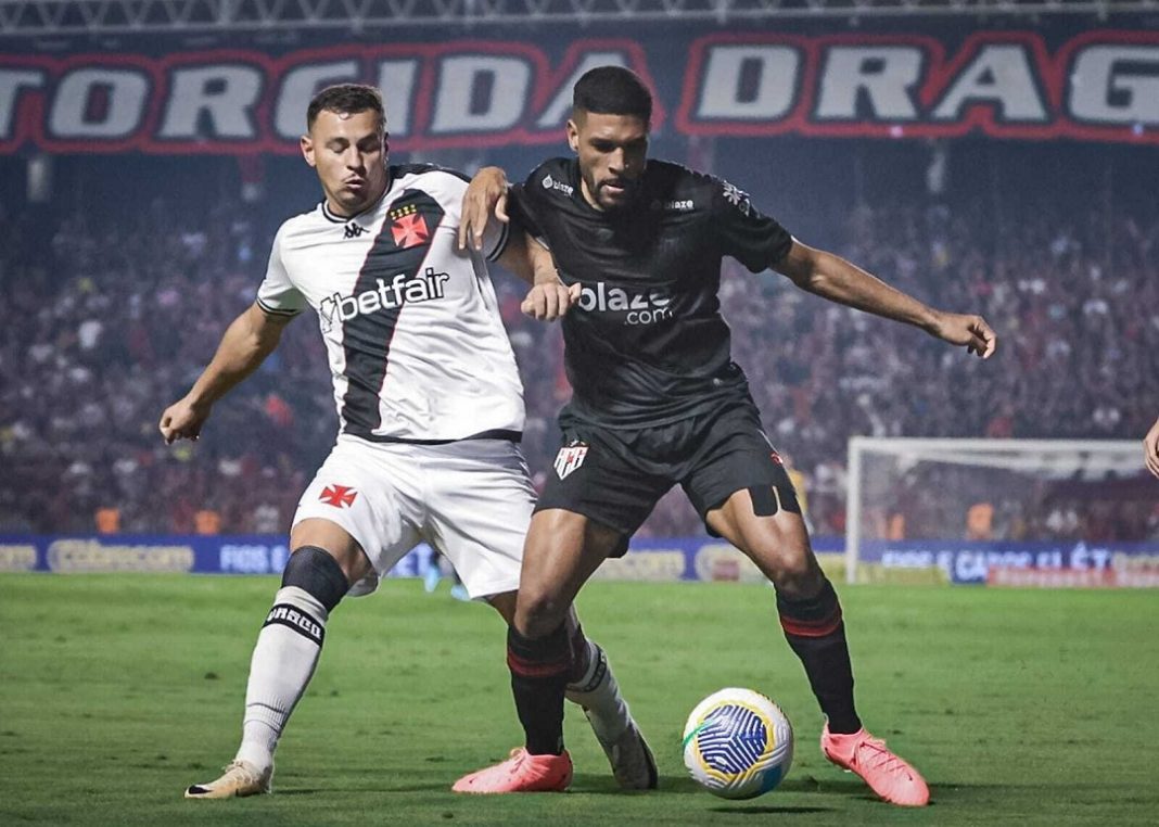 Disputa de bola entre Hugo Moura, do Vasco, e jogador do Atlético-GO, em jogo do Campeonato Brasileiro 2024.