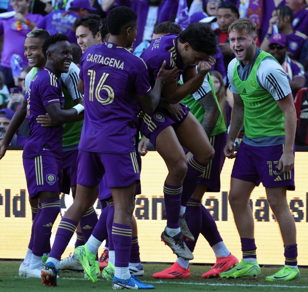 Orlando City celebrando una victoria