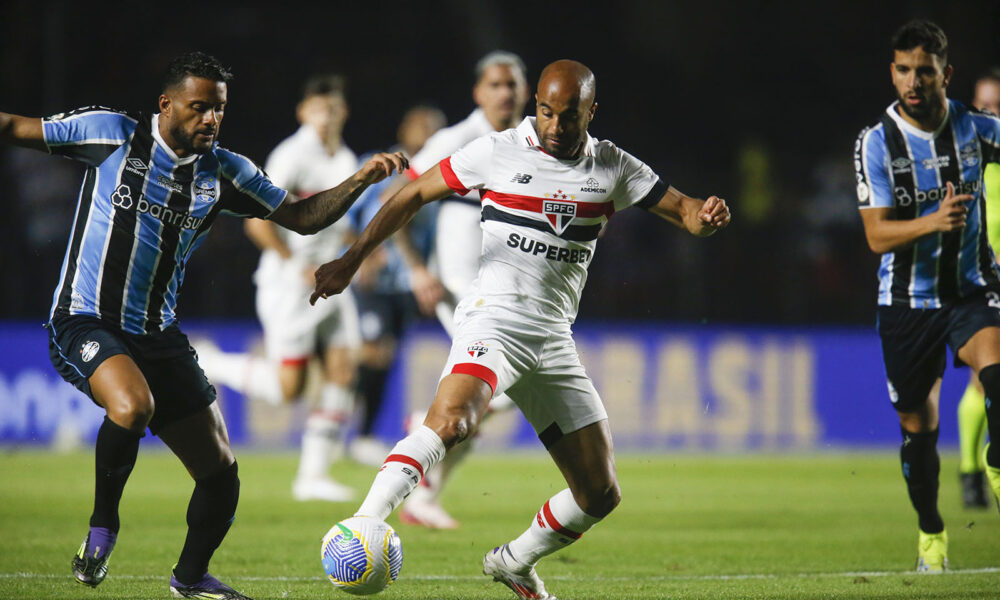 Reinaldo, do Grêmio, e Lucas Moura, do São Paulo, dividem bola em partida do Campeonato Brasileiro 2024.