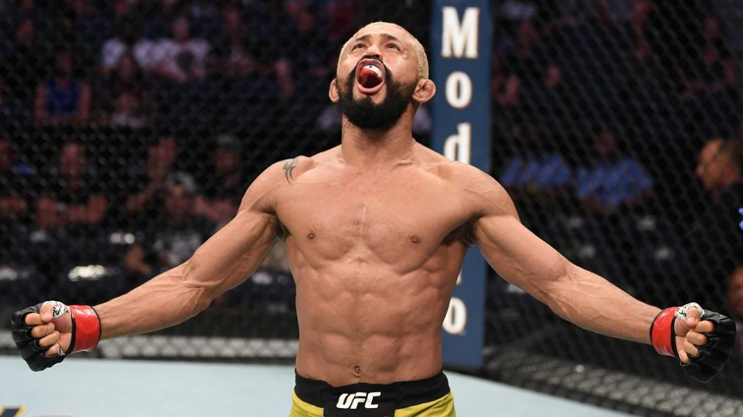 Deiveson Figueiredo comemora vitória no UFC, de braços abertos no octógono.