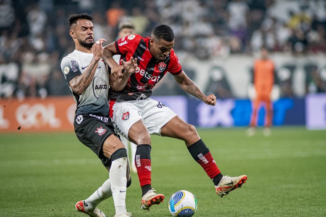 Jogadores do Vitória e do Corinthians em dividida durante partida do Campeonato Brasileiro 2024.