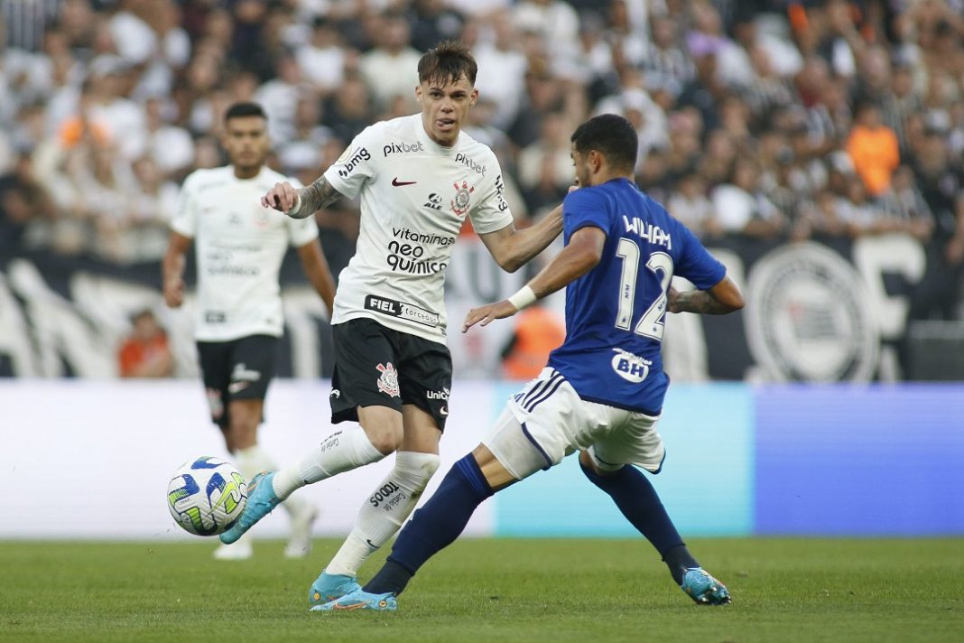 Jogadores de Corinthians e Cruzeiro dividem bola em partida do Brasileirão Série A.