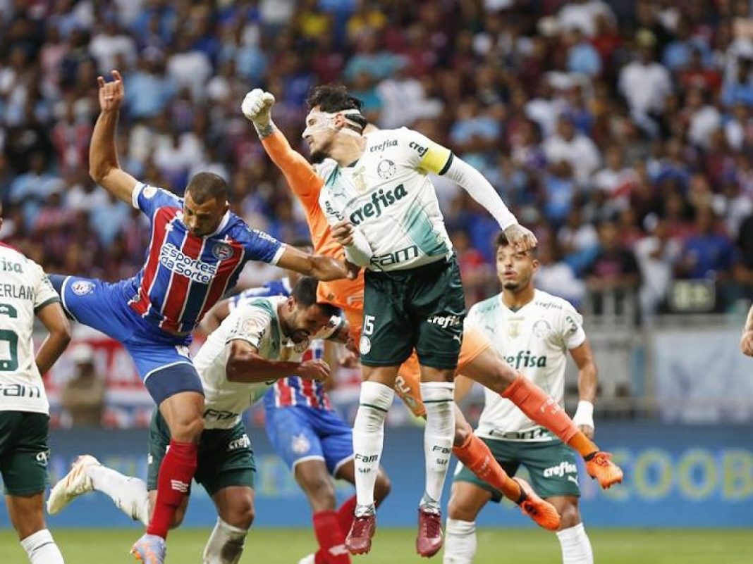 Zaga do Palmeiras afasta bola em cruzamento na área durante partida contra o Bahia, no Campeonato Brasileiro.