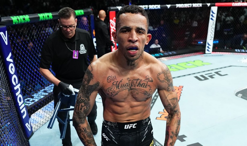 Carlos Prates celebra, diante das câmeras, sua última vitória no UFC.