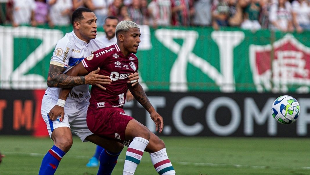 Titi, zagueiro do Fortaleza, marcando jogador do Fluminense durante jogo do Campeonato Brasileiro 2024.