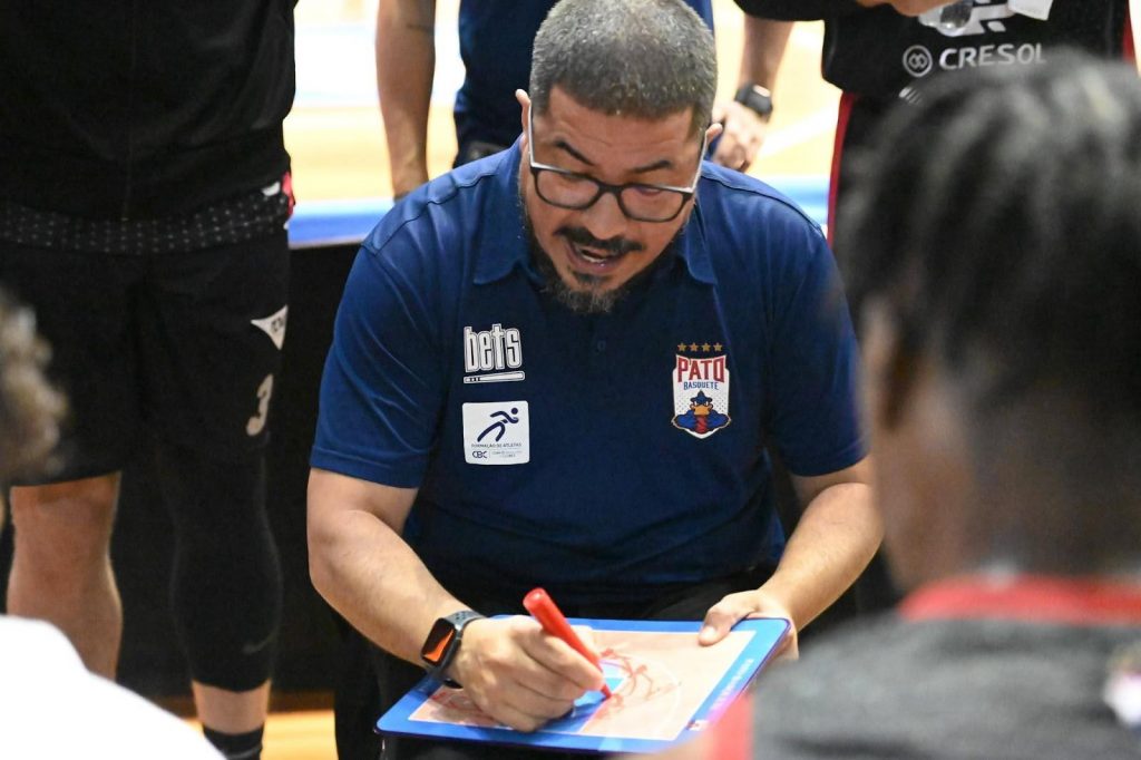 Renan Gitiony, técnico do Pato Basquete na temporada 2024/2025. 