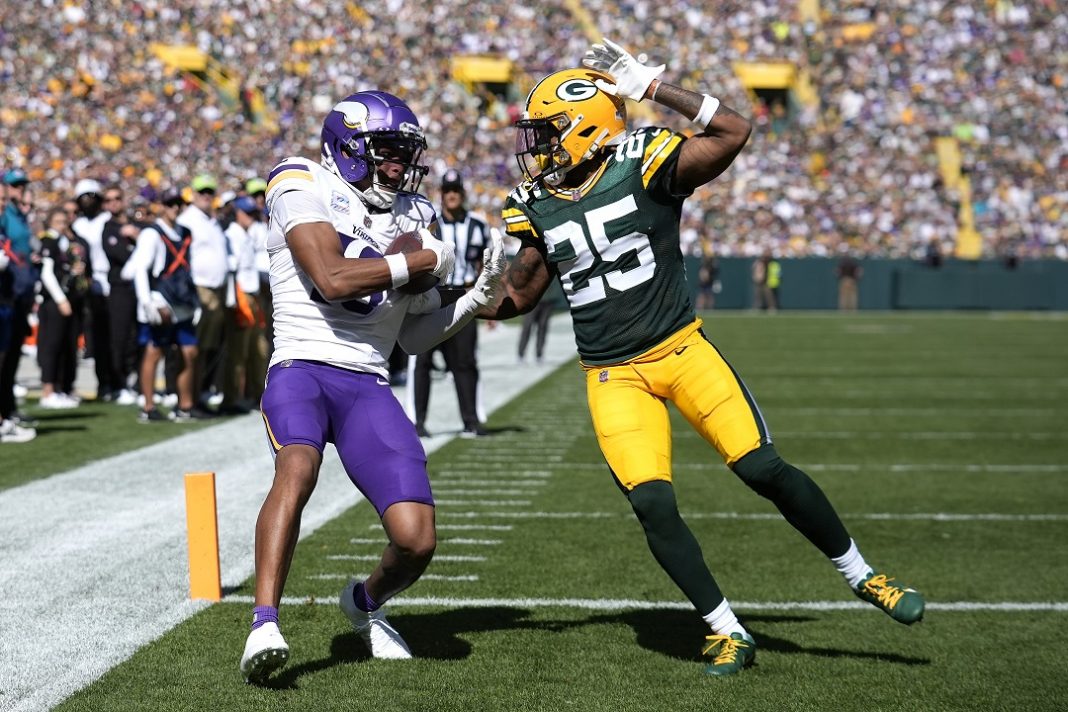 Justin Jefferson, wide receiver do Minnesota Vikings, recebe bola na endzone e marca touchdowns contra o Green Bay Packers, em 2024.