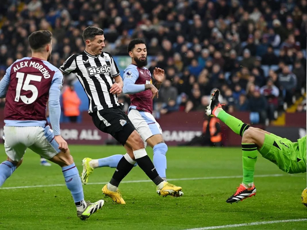 Jogadores do Newcastle e do Aston Villa em disputa de bola, durante jogo de Premier League, o Campeonato Inglês.