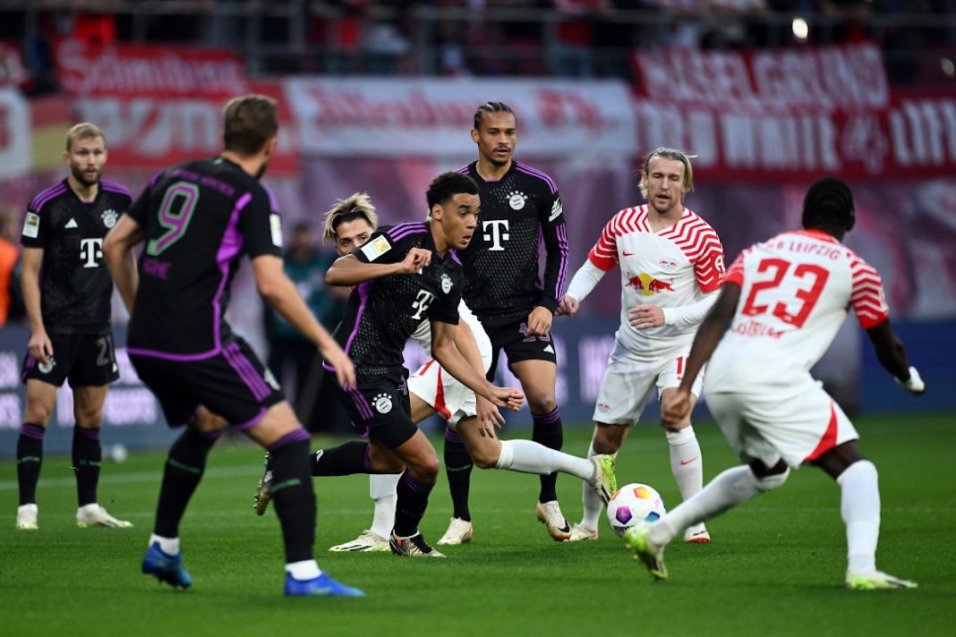 Jogadores do Bayern de Munique e do RB Leipzig em dividida de bola, durante partida da Bundesliga, o Campeonato Alemão.