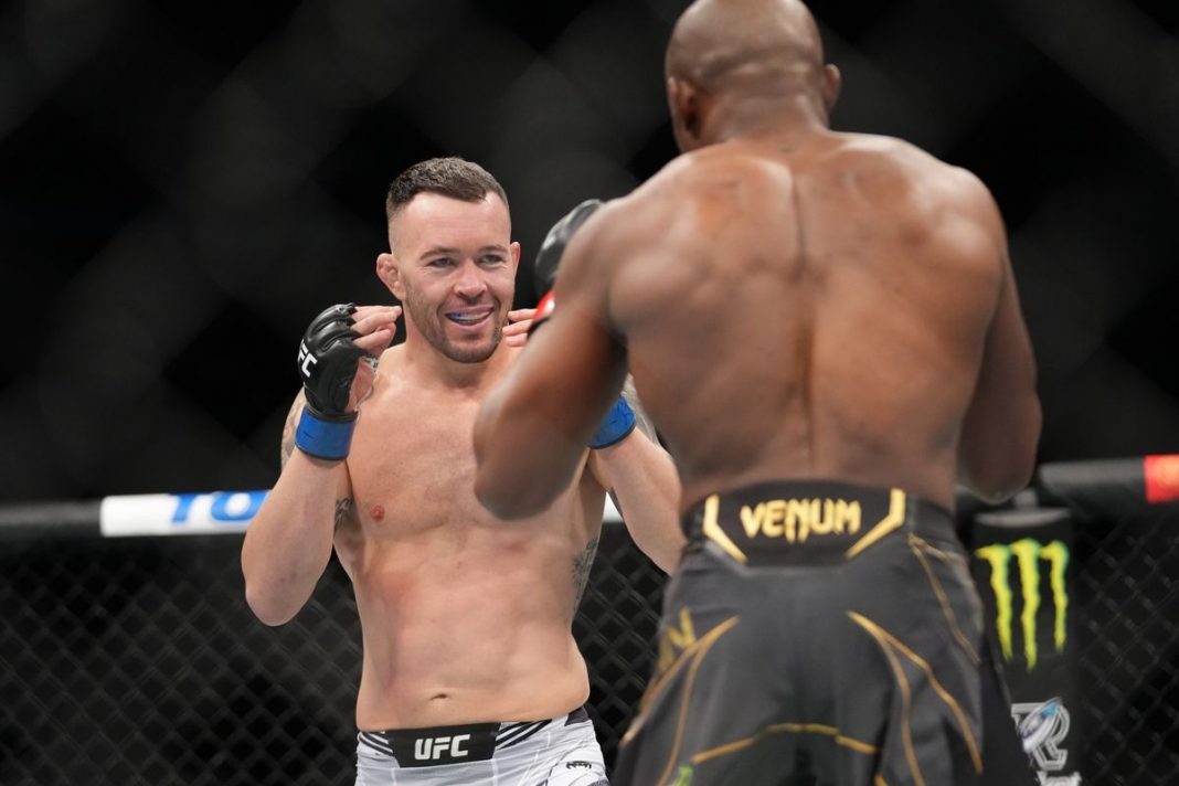 Colby Covington sorrindo durante combate no octógono do UFC.