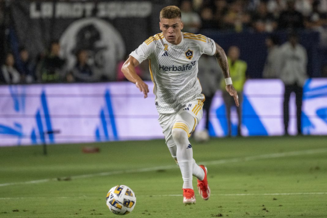 Gabriel Pec, do Los Angeles Galaxy, carregando a bola durante partida da Major League Soccer 2024.