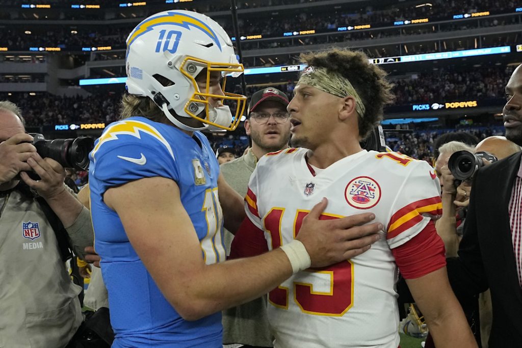 Patrick Mahomes, QB dos Chiefs, cumprimentando Justin Herbert, QB dos Chargers.