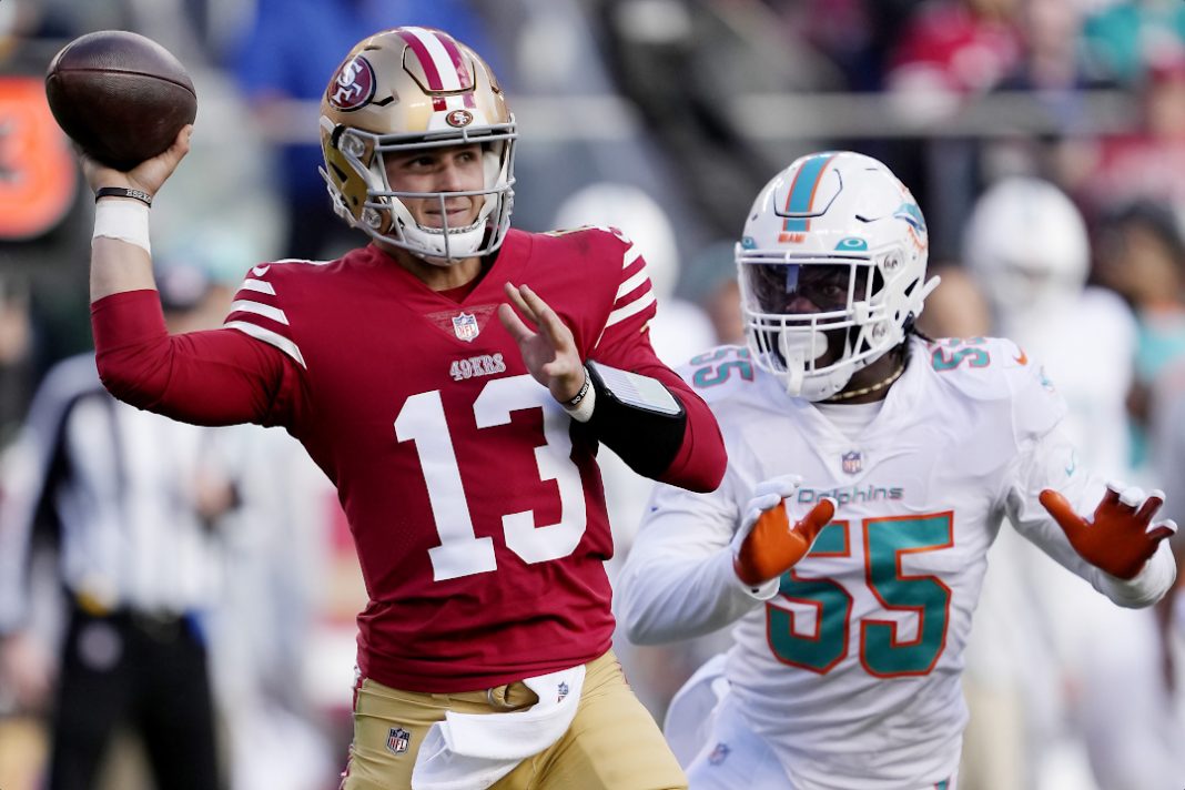 Brock Purdy, quarterback do San Francisco 49ers, completando um passe em partida contra o Miami Dolphins, na NFL.