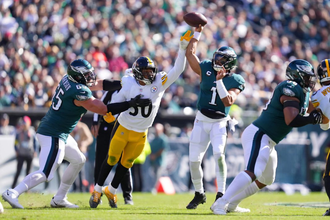 Jalen Hurts, quarterback do Philadelphia Eagles, lança bola durante partida contra o Pittsburgh Steelers na NFL.