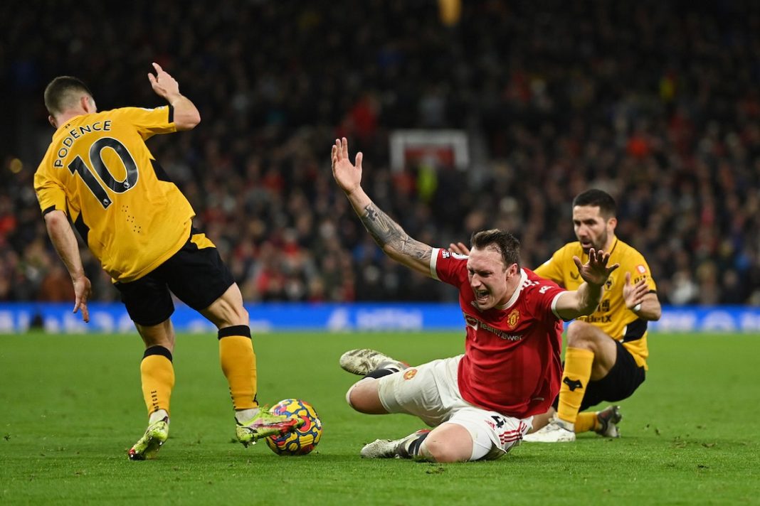 Jogadores de Wolverhampton e Manchester United em disputa de bola, durante jogo de Premier League, o Campeonato Inglês.