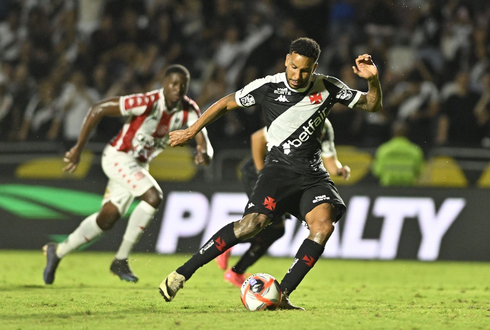 Volante Jair em campo com a camisa do Vasco no Campeonato Carioca 2025.