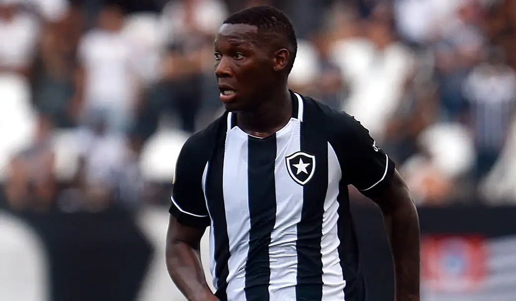 Patrick de Paula com a camisa do Botafogo.