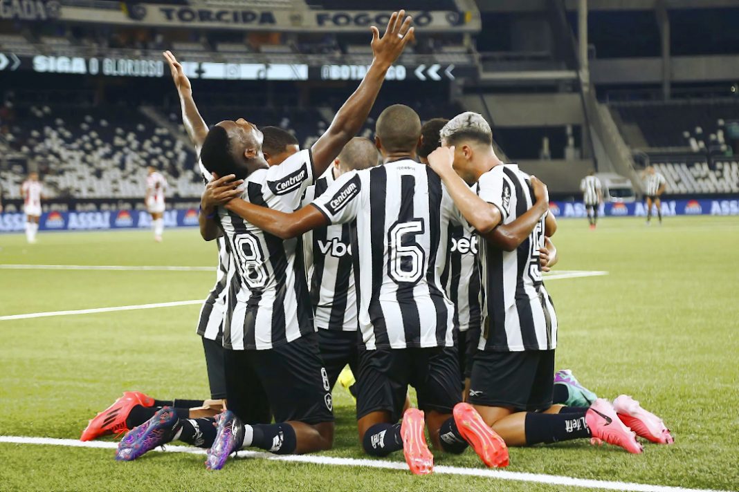 Jogadores de futebol do Botafogo comemorando um gol