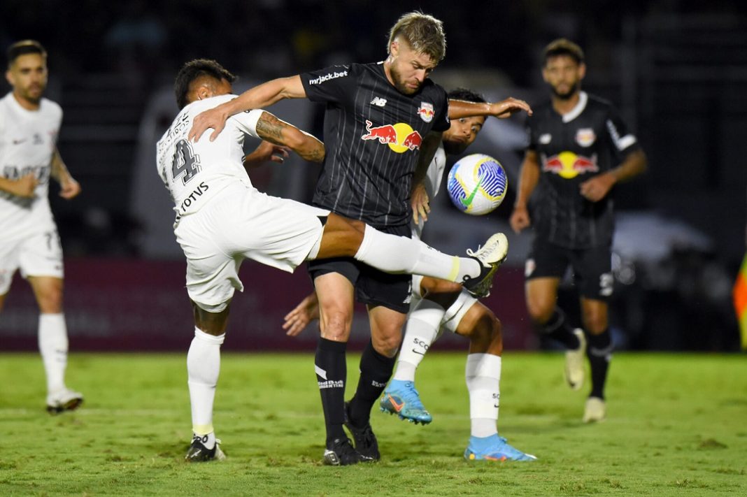 Disputa de bola entre jogadores de Red Bull Bragantino e Corinthians.