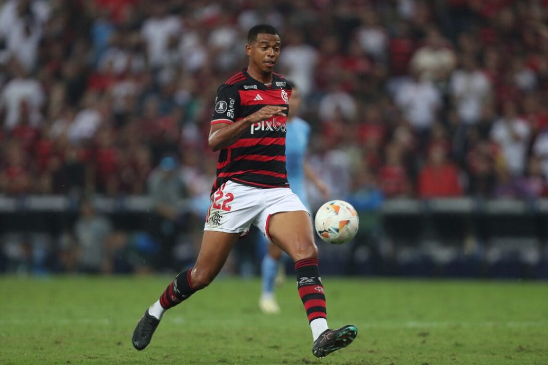 Atacante Carlinhos em campo com a camisa do Flamengo.