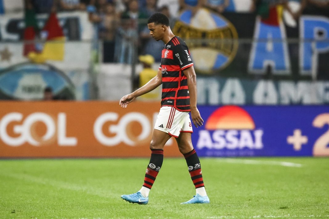 Carlinhos, atacante do Flamengo, em campo durante partida do Campeonato Carioca.