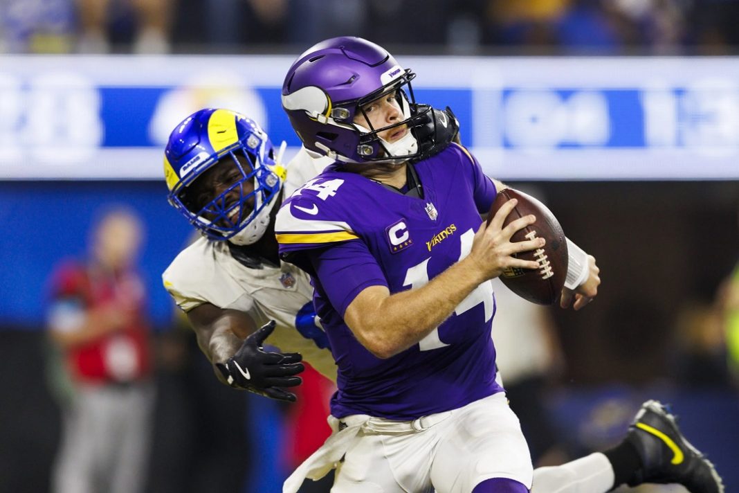 Sam Darnold, quarterback do Minnesota Vikings, sendo sackado por defensor do Los Angeles Rams em partida da NFL.