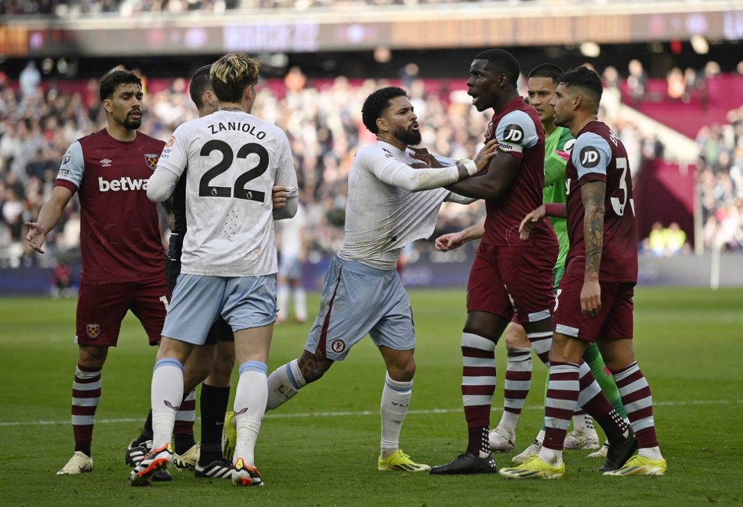 Jogadores de Aston Villa e West Ham discutem em campo durante partida da Premier League.