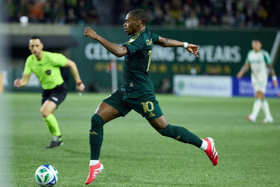 David da Costa conduz a bola pelo Portland Timbers